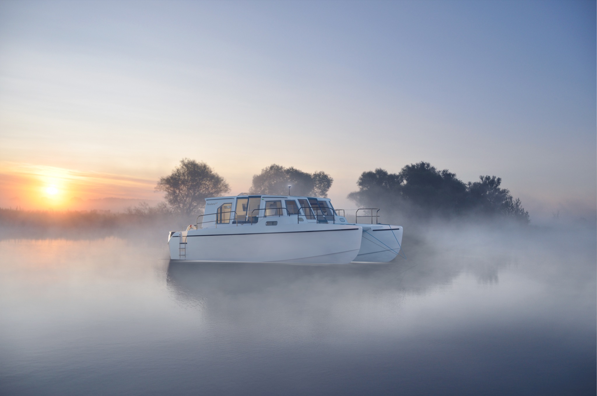 Neuland 37 liegt bei Sonnenaufgang im Nebel auf einem stillen Fluss.