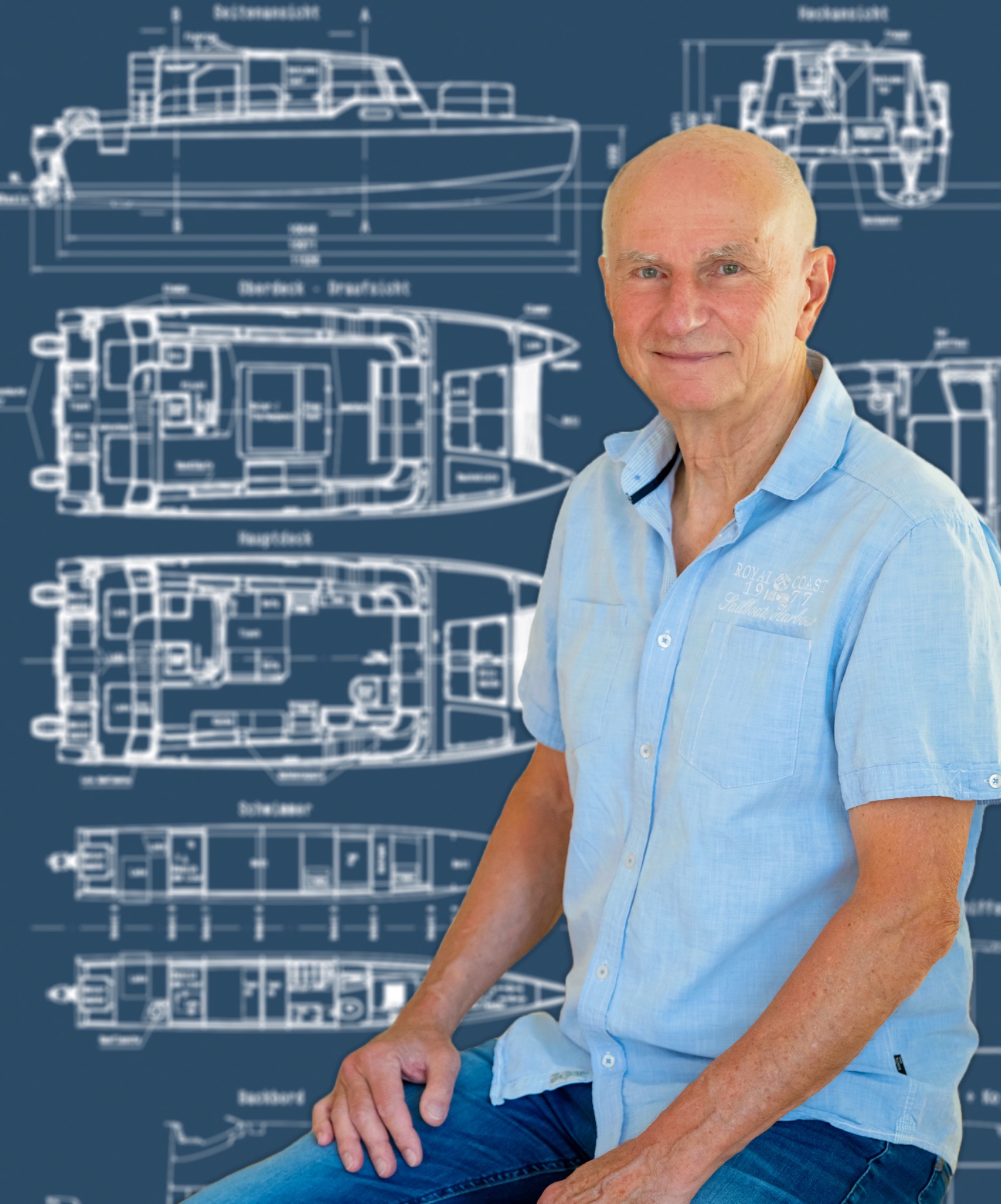 Burkhard Bader vor technischen Zeichnungen eines Motorkatamarans.